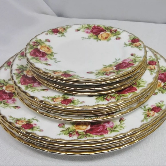 Royal Albert Old Country Rose plate set - Picture 3 of 10